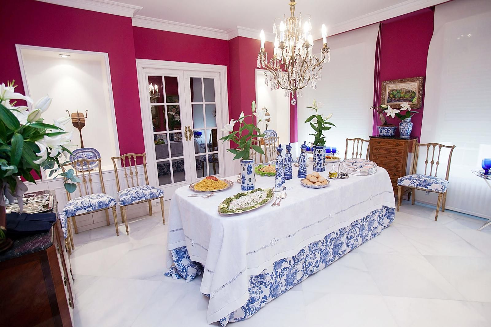 Mesa preparada para una cena china, una de las especialidades en casa de Mayrén.