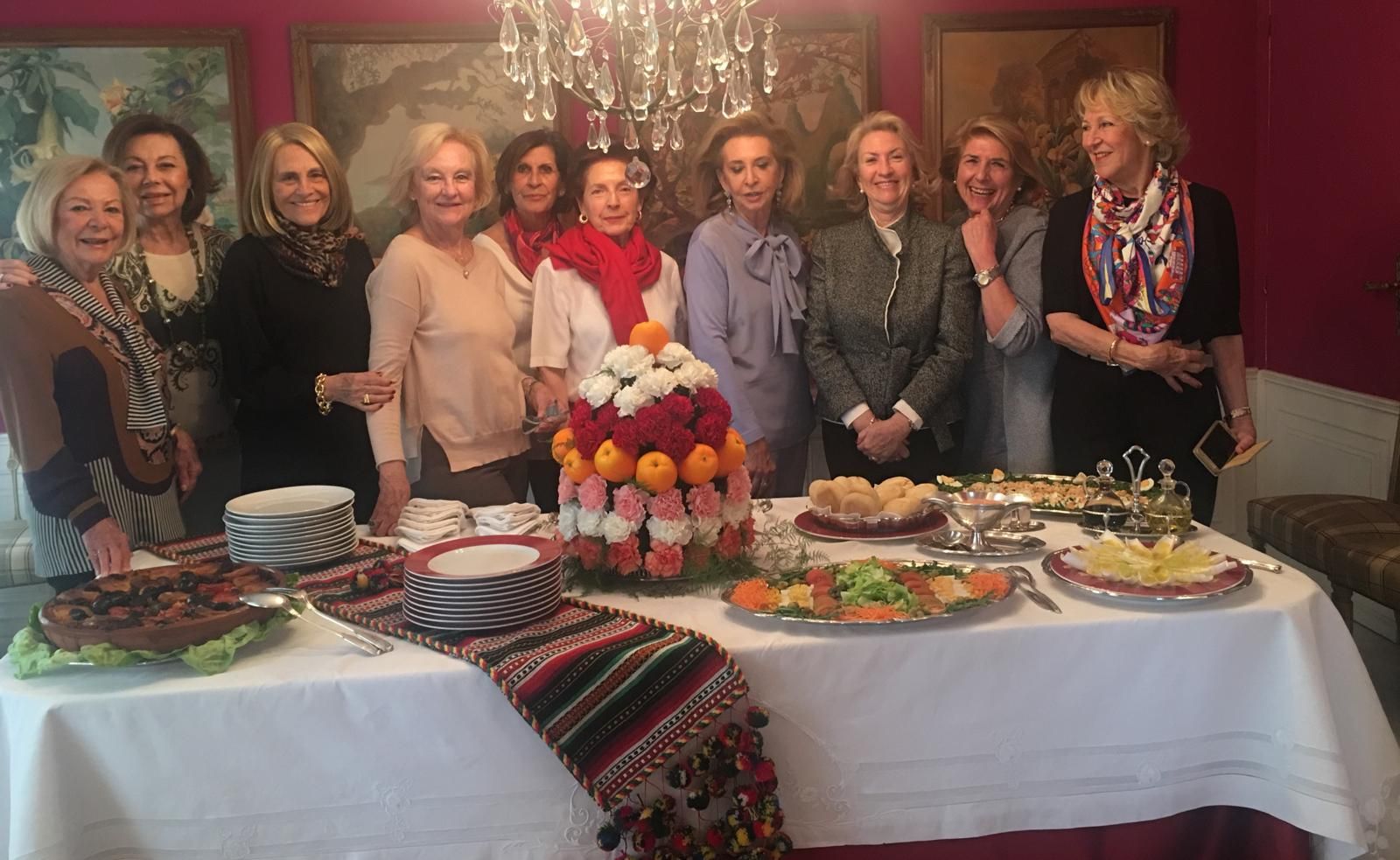 Las invitadas en una cena celebrada durante las Fallas son falleras mayores como Elisa Antolí Candela o Amparo de Rojas.