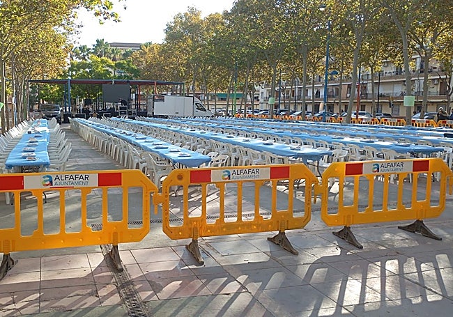 Mesas preparadas para la comida.