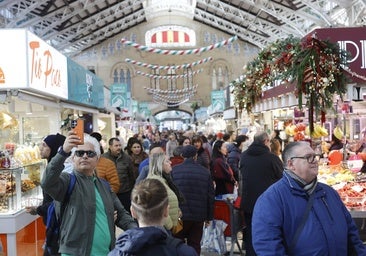 Colas en el Mercado Central de Valencia a un mes de la Navidad