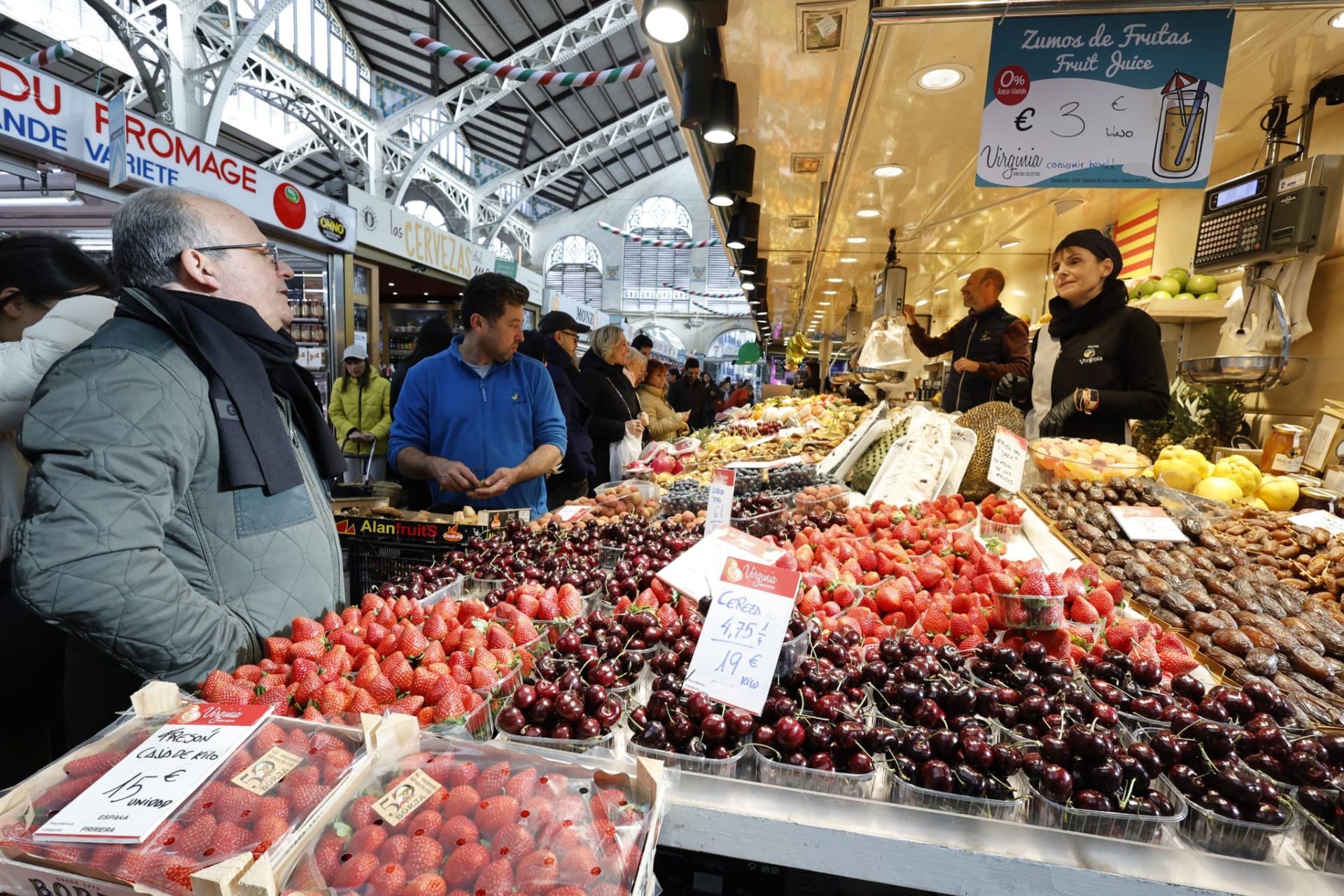 FOTOS | El Mercado Central abarrotado de clientes en vísperas de Navidad