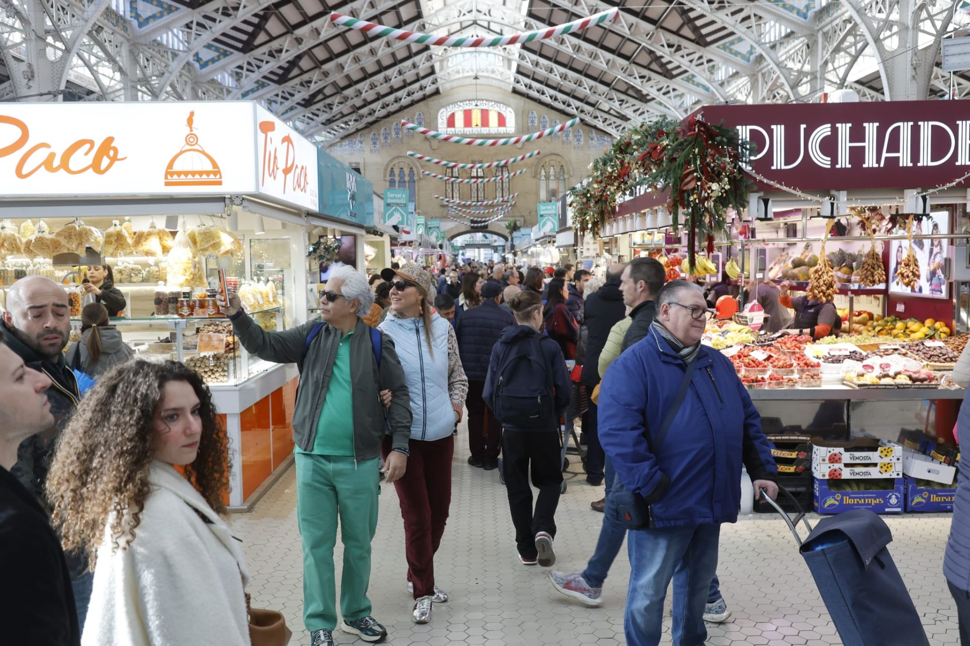 FOTOS | El Mercado Central abarrotado de clientes en vísperas de Navidad