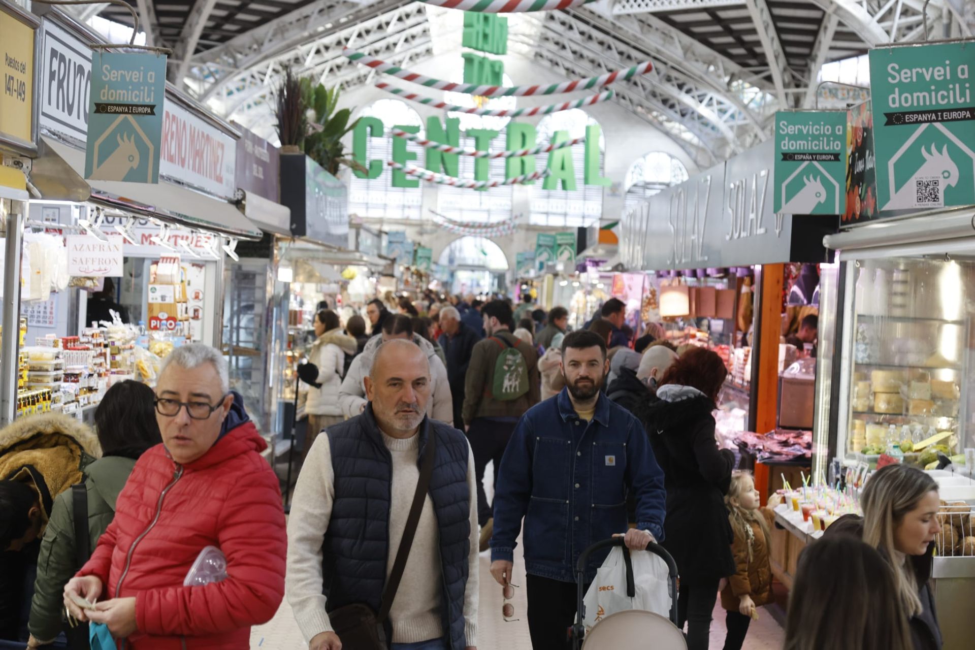 FOTOS | El Mercado Central abarrotado de clientes en vísperas de Navidad