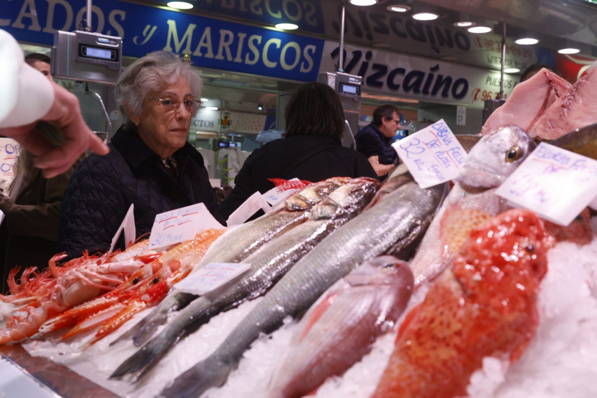 FOTOS | El Mercado Central abarrotado de clientes en vísperas de Navidad