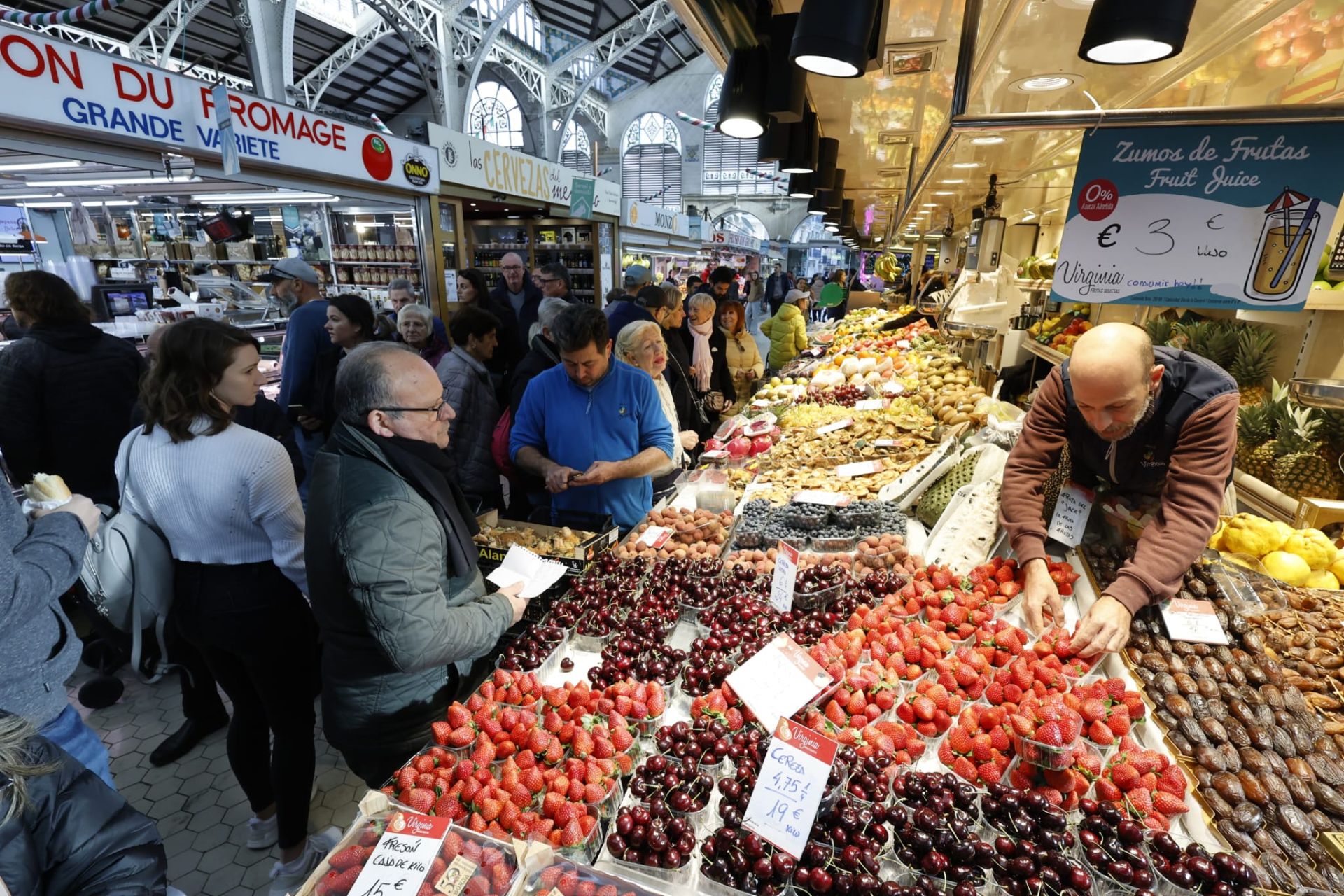 FOTOS | El Mercado Central abarrotado de clientes en vísperas de Navidad