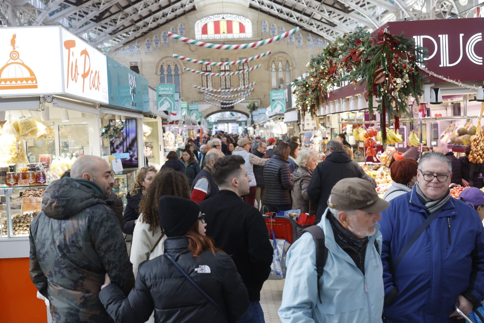 FOTOS | El Mercado Central abarrotado de clientes en vísperas de Navidad