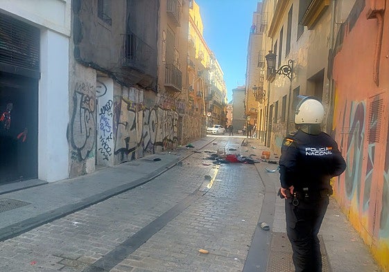 Un agente de la Policía Nacional que formó el operativo para reducir al hombre que se atrincheró en una vivienda de Valencia durante más de hora y media.