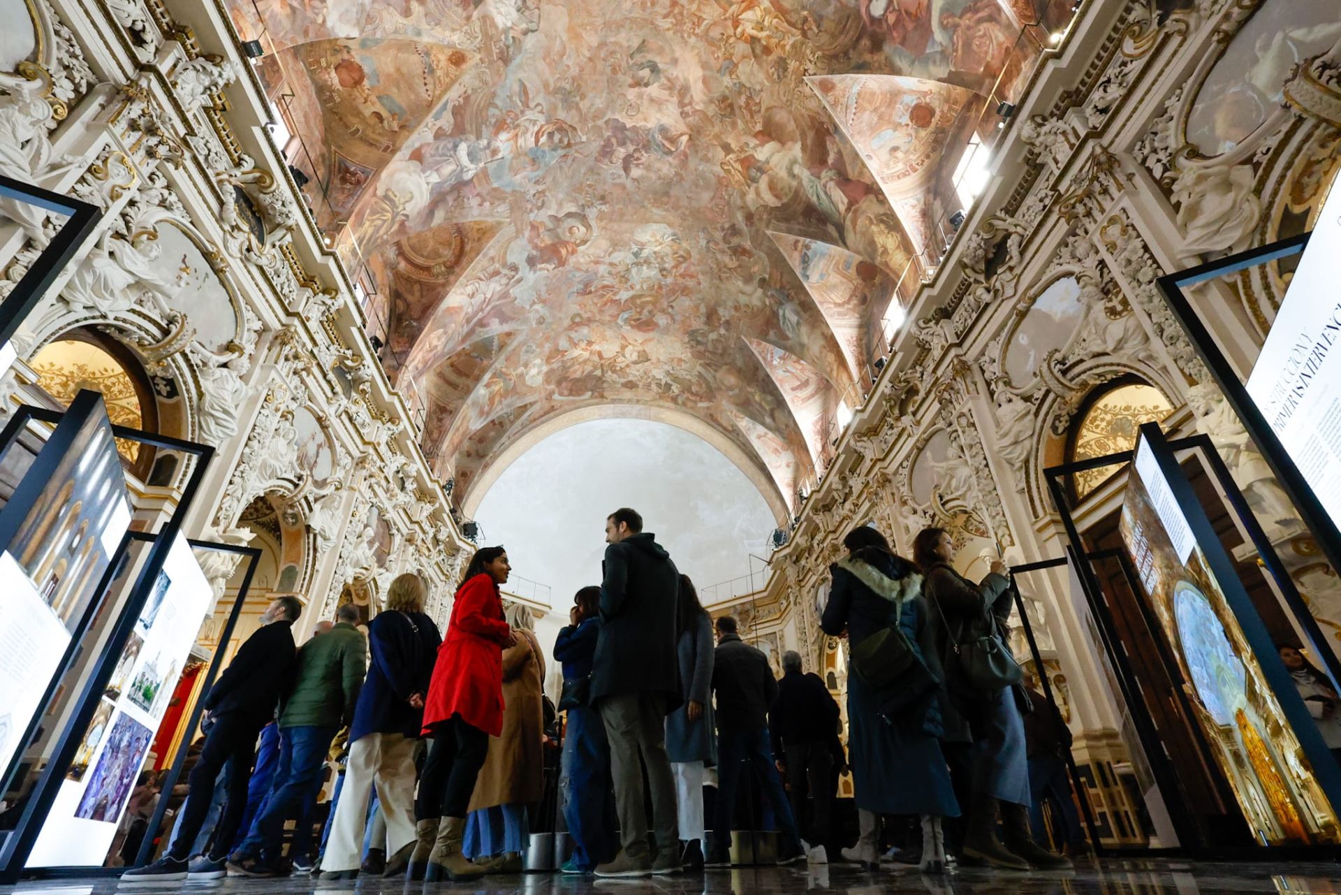 FOTOS | Miles de visitantes se rinden a la historia de los Santos Juanes en Valencia