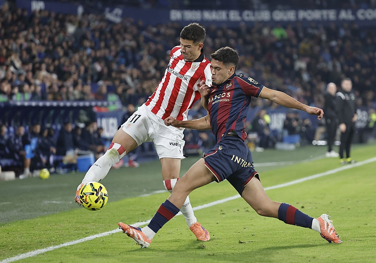 Cabello presiona a Guruzeta durante el partido de ayer en el Ciutat de València.
