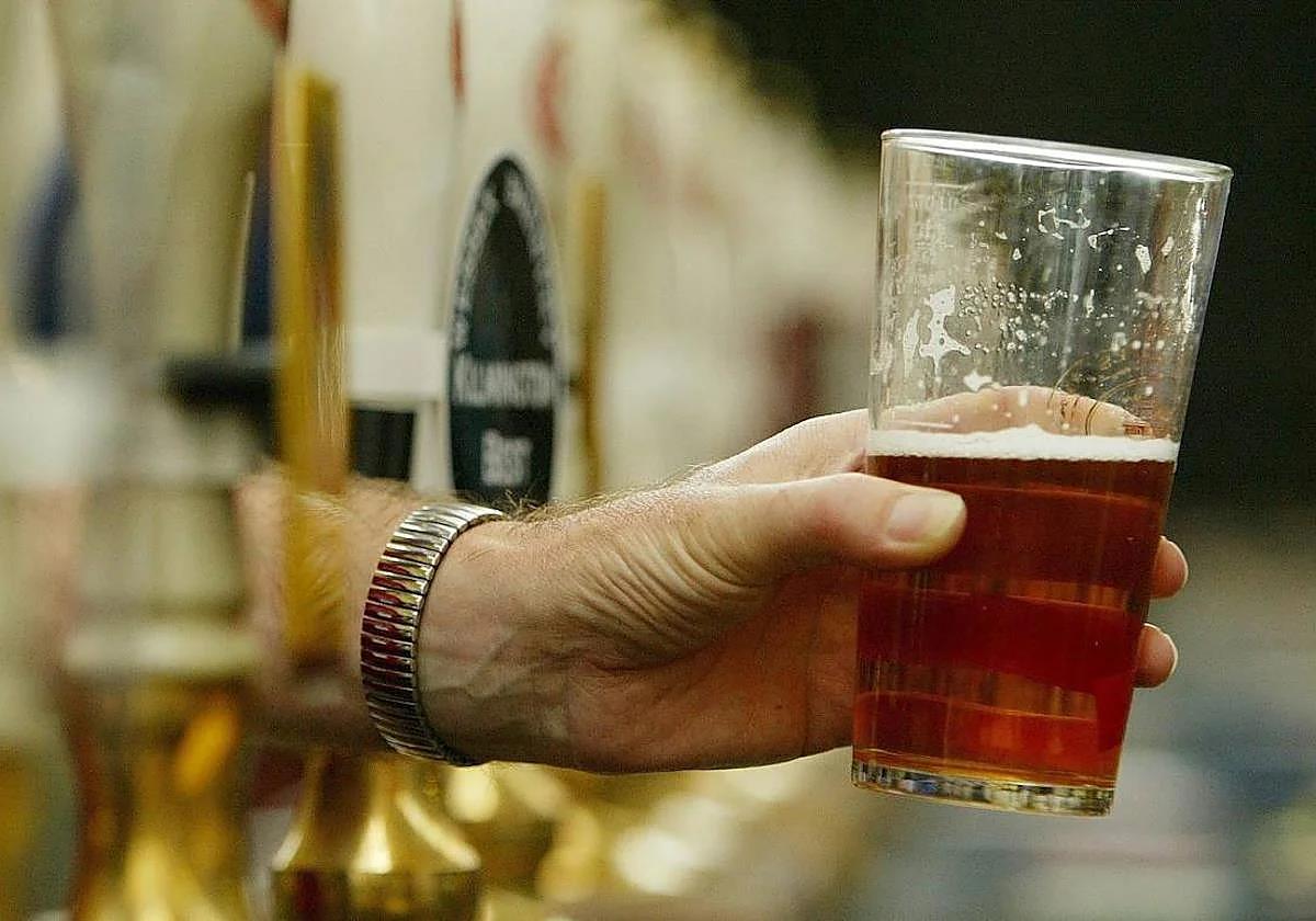 Tomar cerveza también influye en la microbiota.