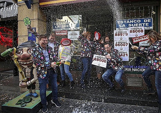 Celebración de un premio de lotería en imagen de archivo. .