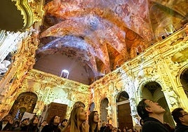 Visitantes admiran este sábado los frescos de Palomino en la bóveda de los Santos Juanes.