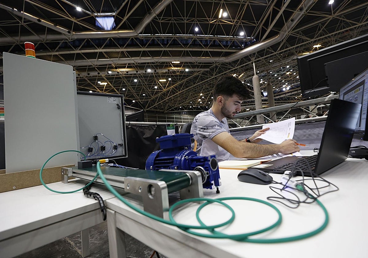 Un alumno participa en la prueba de control industrial de las CVSkills celebradas en 2023.