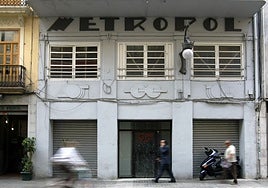 Fachada del antiguo cine Metropol, obra de Javier Goerlich.