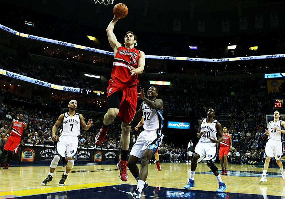 Espectacular entrada a canasta de Claver en un partido ante los Grizzlies.