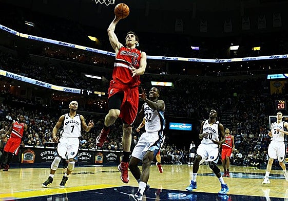 Espectacular entrada a canasta de Claver en un partido ante los Grizzlies.