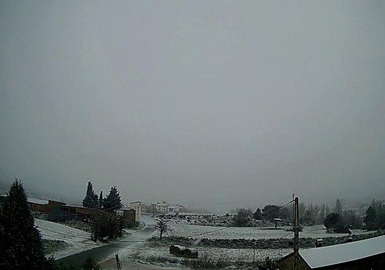 Arroyo Cerezo amanece cubierto de nieve este domingo.