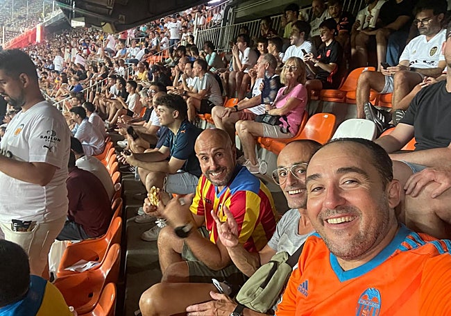 Óscar García suele ir a Mestalla junto a su hermano, a veces también junto a su esposa y su hija.