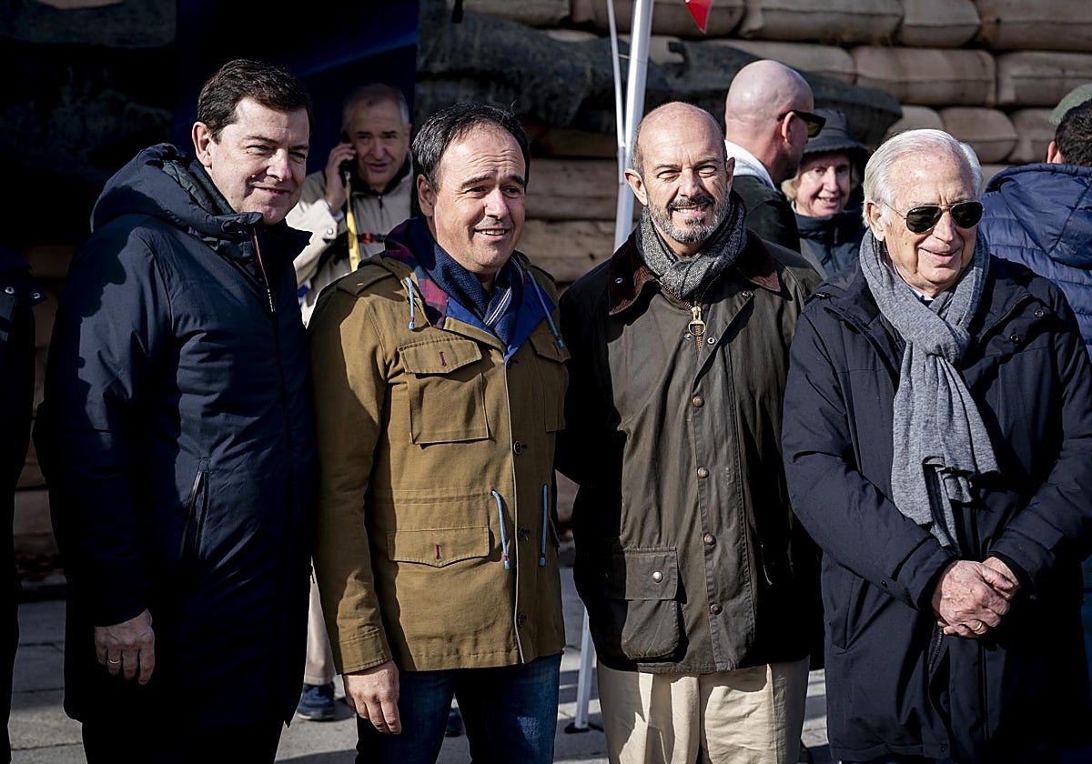 Pérez Llorca, flanqueado por Mañueco y el presidente del Senado, Pedro Rollán.