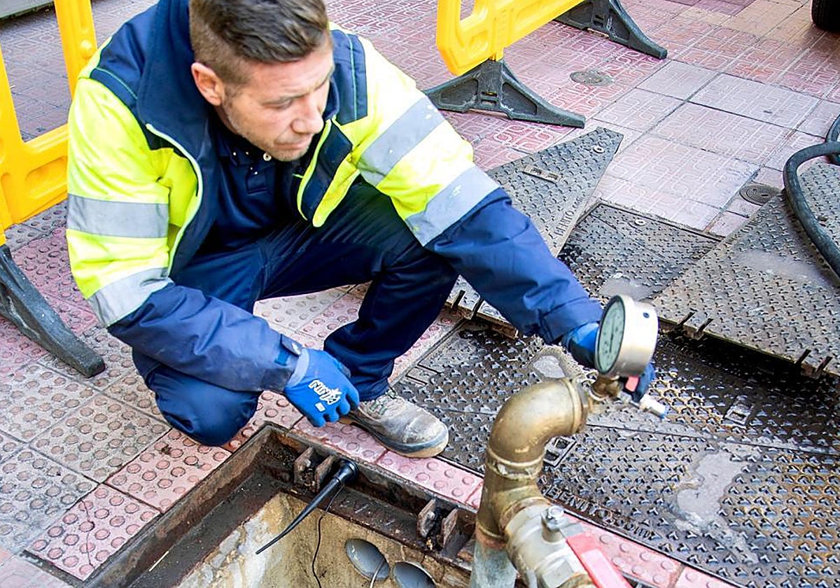 Un operario realiza comprobaciones en la red de agua potable de Valencia.