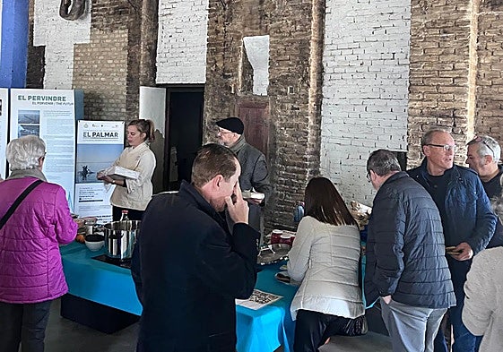 Una chef realiza una demostración durante el showcooking gastronómico de la jornada.