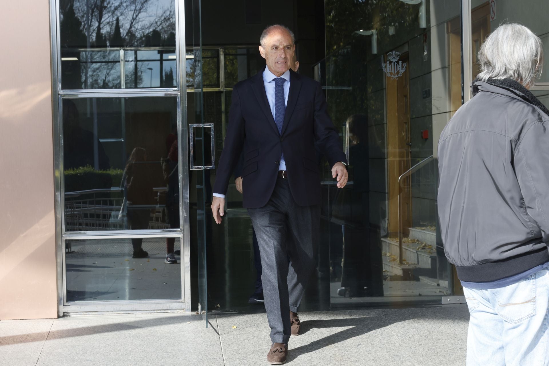 FOTOS | Último adiós a José Luis Olivas en el Tanatorio de Valencia