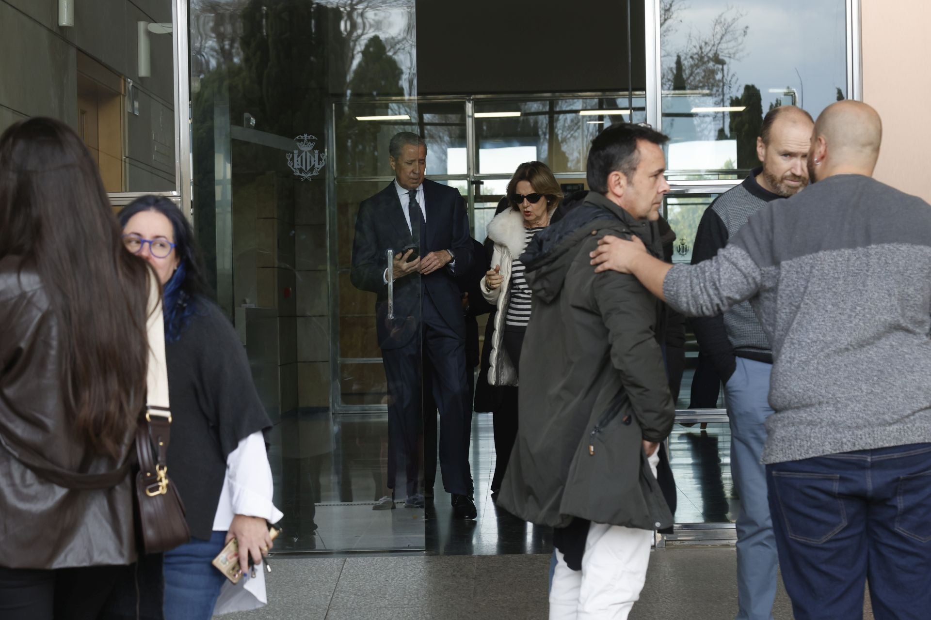 FOTOS | Último adiós a José Luis Olivas en el Tanatorio de Valencia