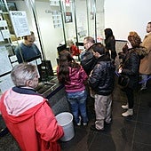 Gente cobrando su décimo de la Loteria de Navidad