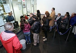 Gente cobrando su décimo de la Loteria de Navidad