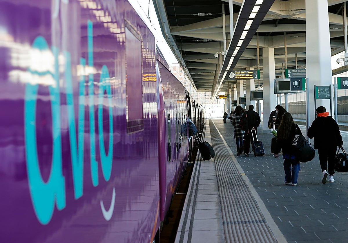 Un tren de alta velocidad en Valencia, en febrero de 2022.