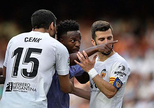 Gayà y Cenk, ante Vinicius en un partido en Mestalla frente al Real Madrid.