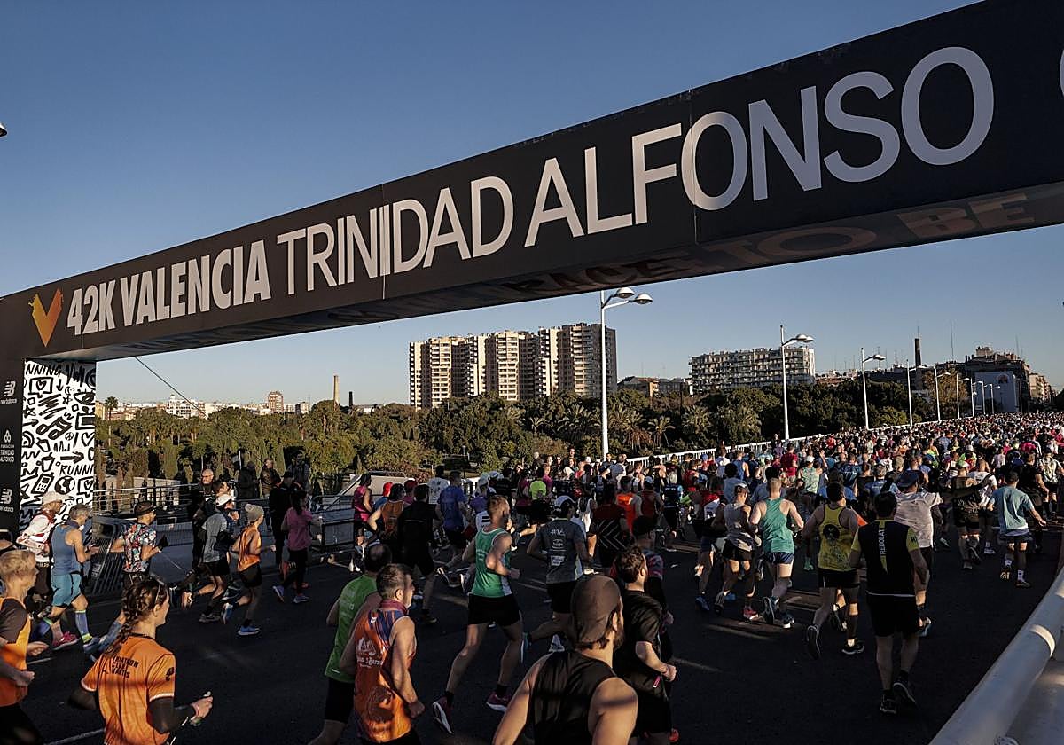 Corredores toman la salida en el Maratón de Valencia.