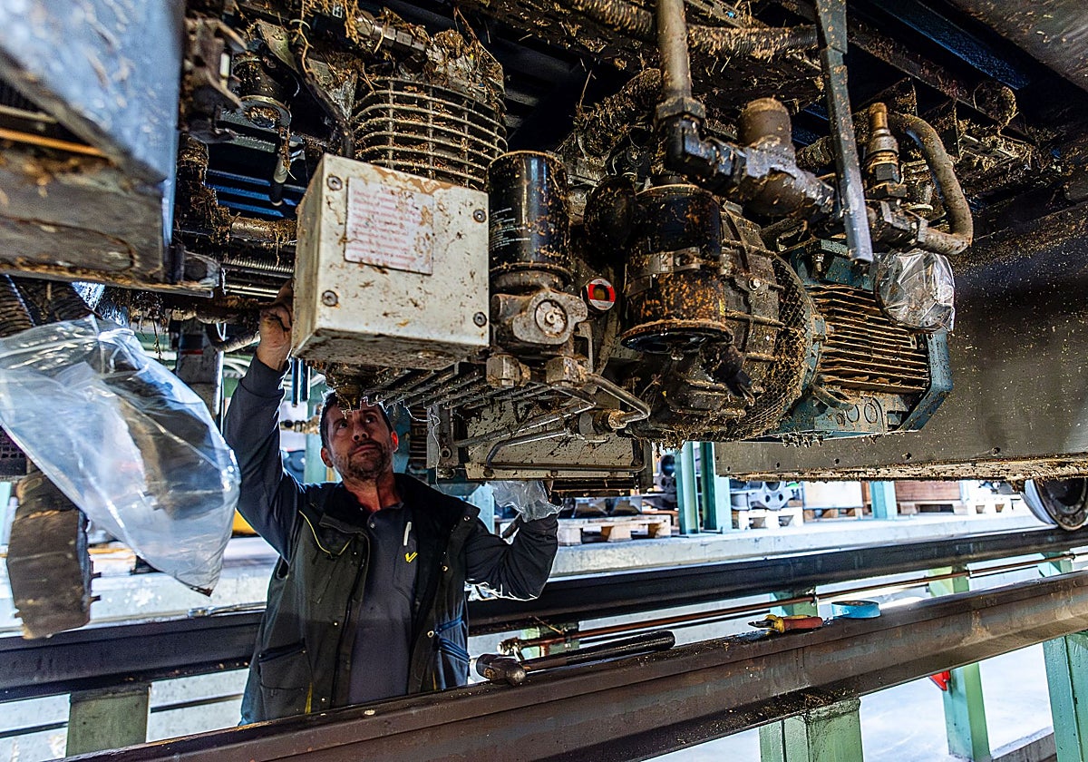 Un mecánico trabaja en un taller.
