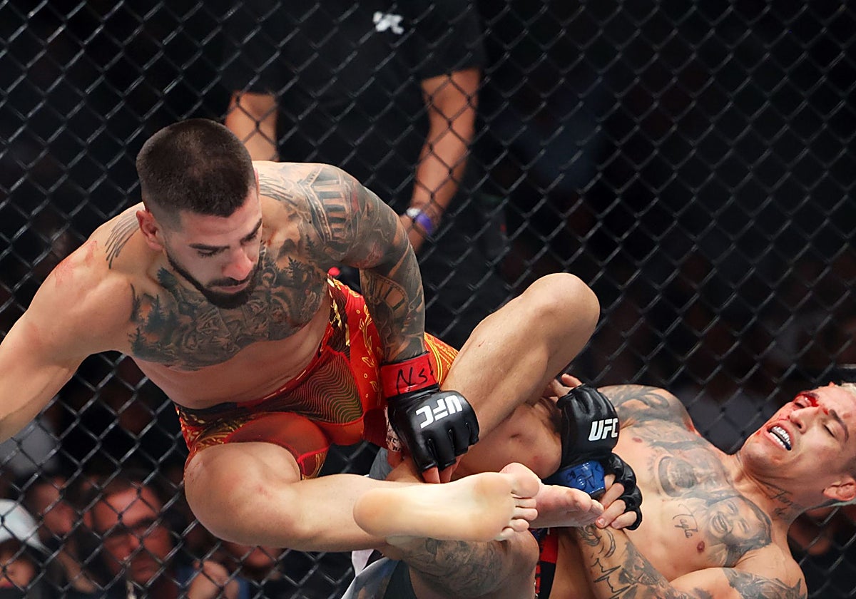 Ilia Topuria en acción contra el brasileño Charles Oliveira.