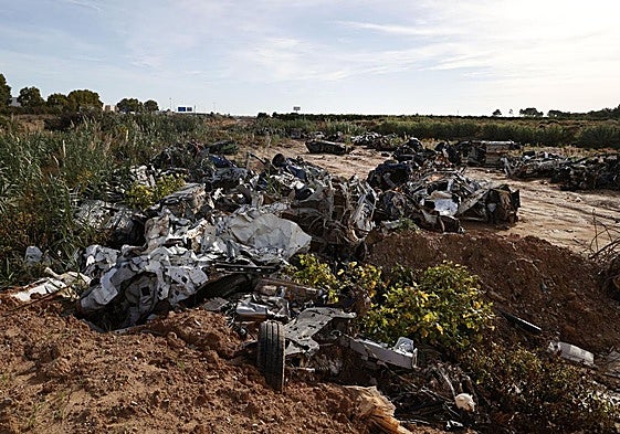 Restos de vehículos en el barranco del Poyo el pasado octubre.