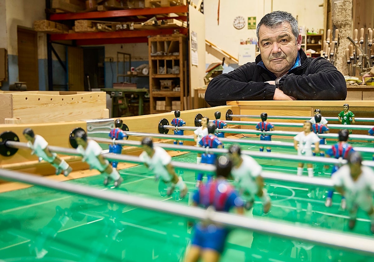 Agustín Navarro junto a uno de sus futbolínes.