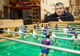 Agustín Navarro junto a uno de sus futbolínes.