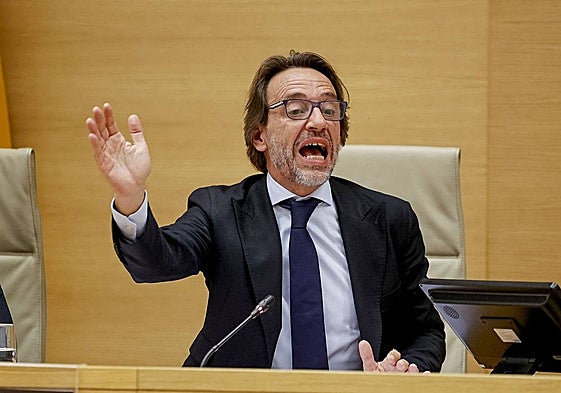 Cuenca, en un momento del tenso interrogatorio con Compromís.