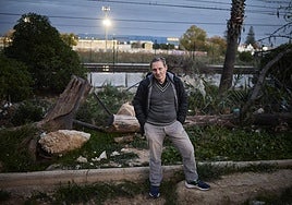 Lesaec, en Benetússer, en un parque todavía devastado por la dana, este lunes.
