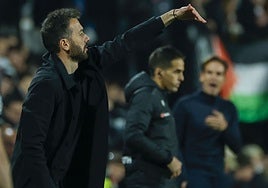 Carlos Corberán ordena a sus futbolistas en Vallecas.