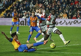 Una acción del partido entre el Rayo y el Valencia.