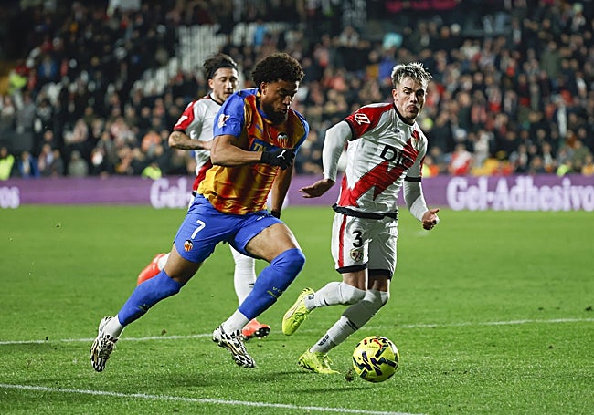 Danjuma, que entró al terreno de juego por Javi Guerra, ante Pep Chavarría.