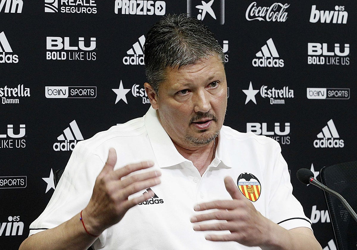 Lubo Penev, en su etapa como entrenador del filial valencianista.