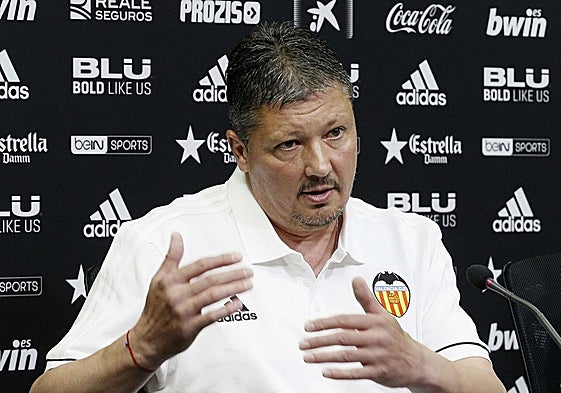 Lubo Penev, en su etapa como entrenador del filial valencianista.