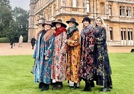 Las cinco amigas, junto al castillo de la familia Carnervon.