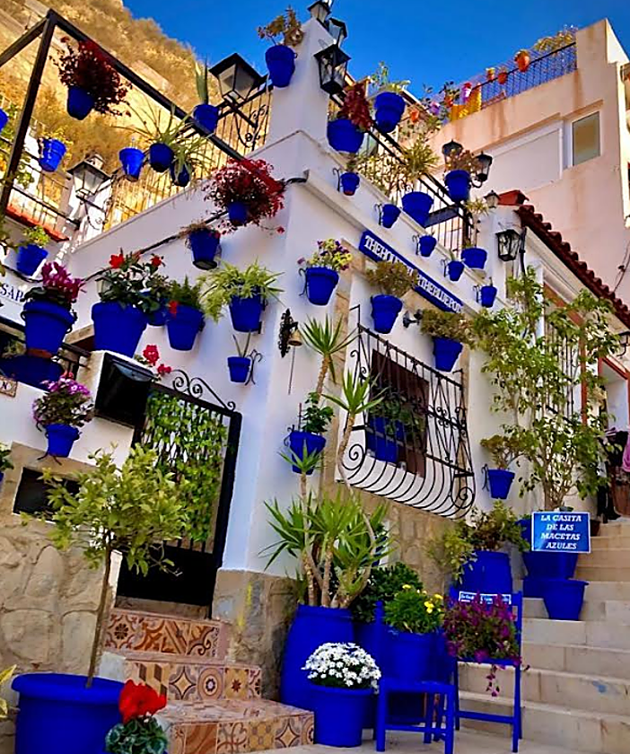 Una calle del barrio de Santa Cruz de Alicante, con el Castillo de Santa Bárbara al fondo
