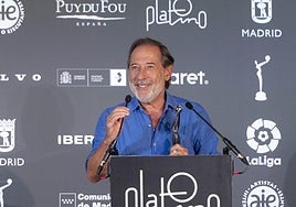 Guillermo Francella recibe el premio al mejor intérprete de series en la 10ª edicion de los Premios Platino.