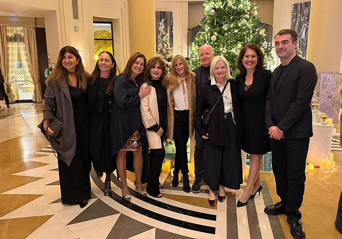 Invitados al encendido del árbol de uno de los hoteles de lujo de Valencia, decorado por Sigfrido Serra.