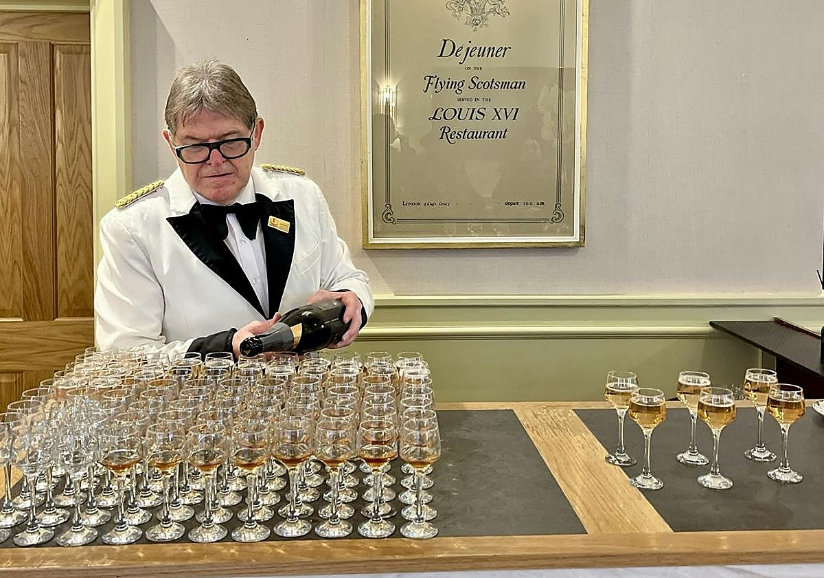 Imagen principal - El lujo del tren Belmond, un ferrocarril de época que circula sólo tres días al año.