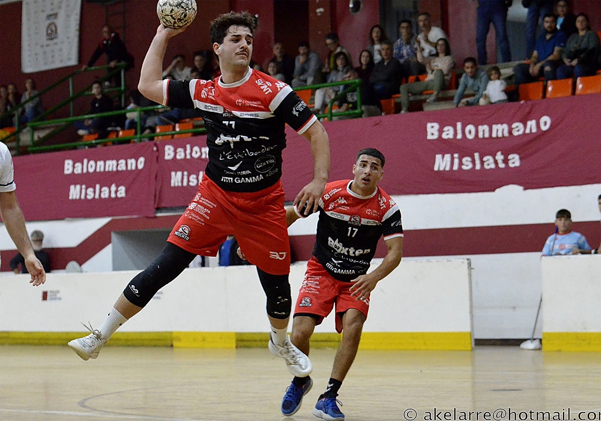 El jugador se prepara para lanzar.